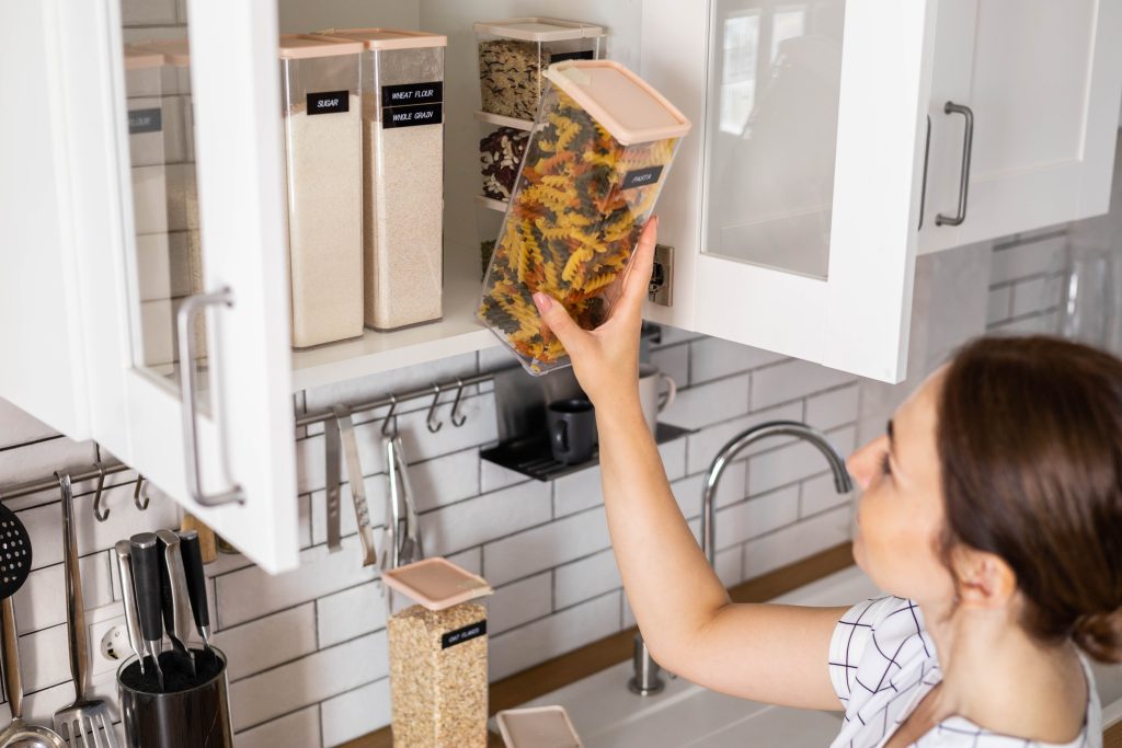 How do you arrange a small kitchen without cabinets