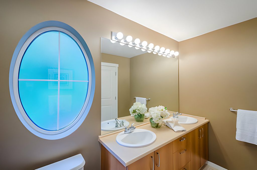 What mirrors make a bathroom look bigger?